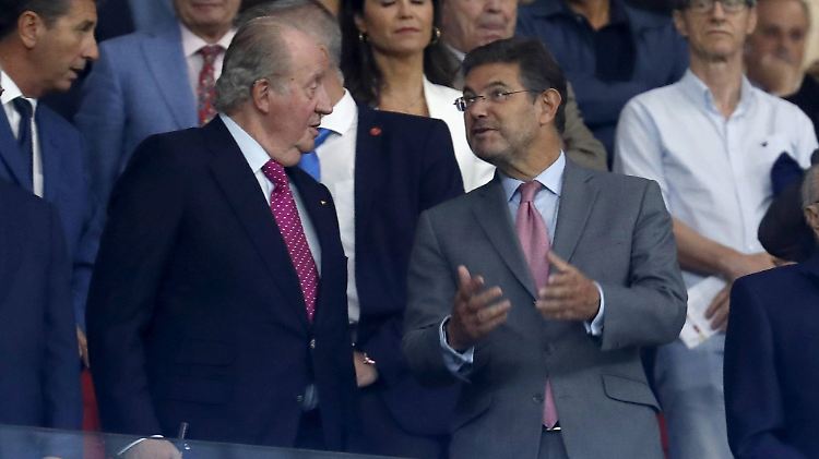 Rafael Català, hier Ende September mit dem ehemaligen König Juan Carlos bei einem Fußballspiel in Madrid.