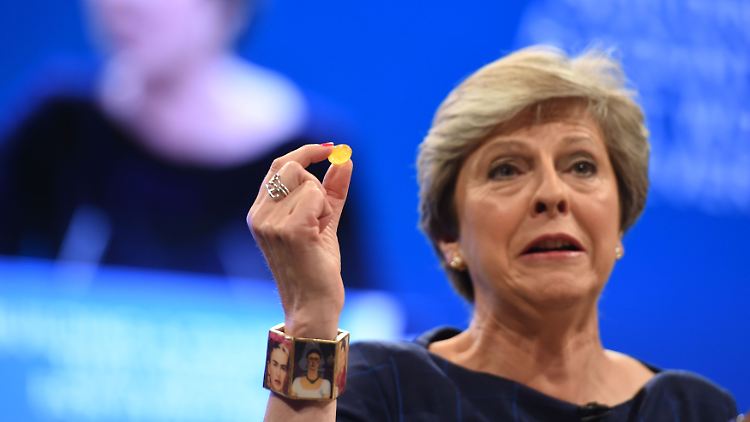 Auch ein Hustenbonbon kann Premierministerin Theresa May nur kurzzeitig helfen.  
