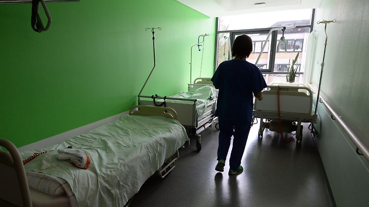 Die Zahl der Pflegekräfte verringert sich seit Jahrzehnten.