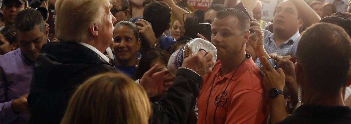 Wochen nach dem Hurrikan lässt sich Trump endlich auf Puerto Rico blicken und brachte den Menschen - Küchenrolle.