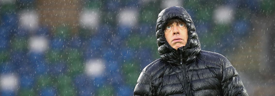 Sie kennen den Spruch mit dem "im Regen stehen lassen". Hoffentlich bleibt Joachim Löw das am Abend in Belfast erspart.