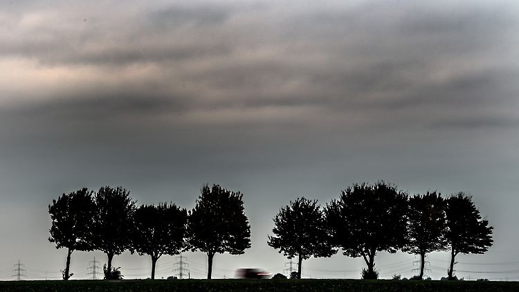 Neben heftigen Sturmböen kommt es auch zu starken Regenfällen.