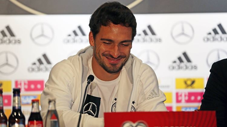 Mats Hummels nimmt sich vor dem Spiel etwas Zeit zur Beziehungspflege mit dem Gegner.