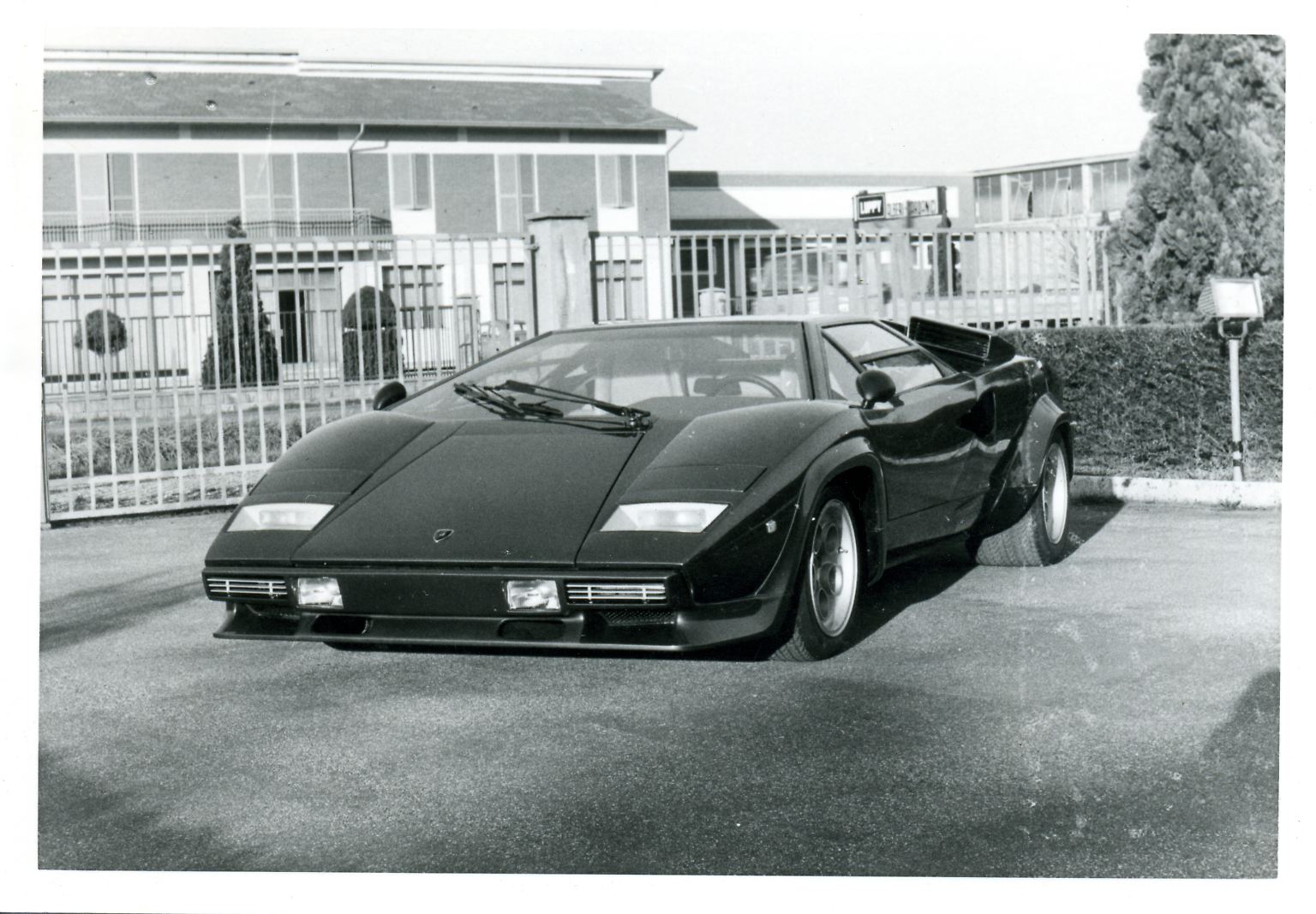 Auf dem Genfer Salon präsentiert Bertone 1971 den Prototyp des Lamborghini Countach, den LP 500, der laut Pressemitteilung 300 km/h schnell ist. 