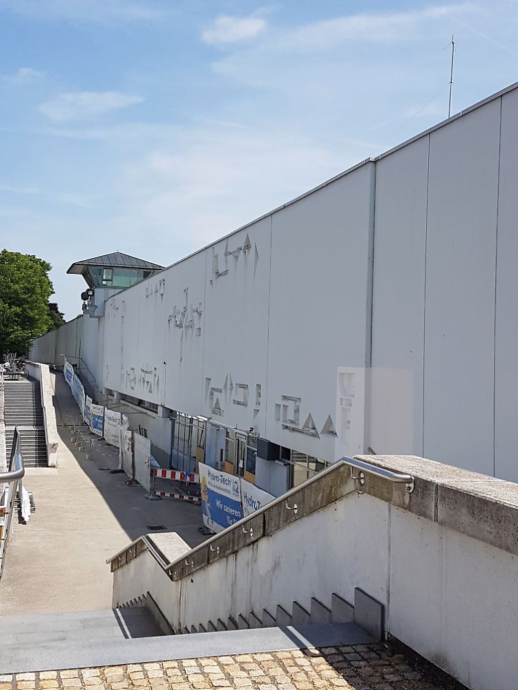 Die halb unterirdische Hochsicherheitsanlage könnte eine Erleichterung sein - wenn es genug Toiletten für die Angeklagten gäbe. Die nutzen den Umstand offenbar auch noch aus, um das Gericht zum Narren zu halten.