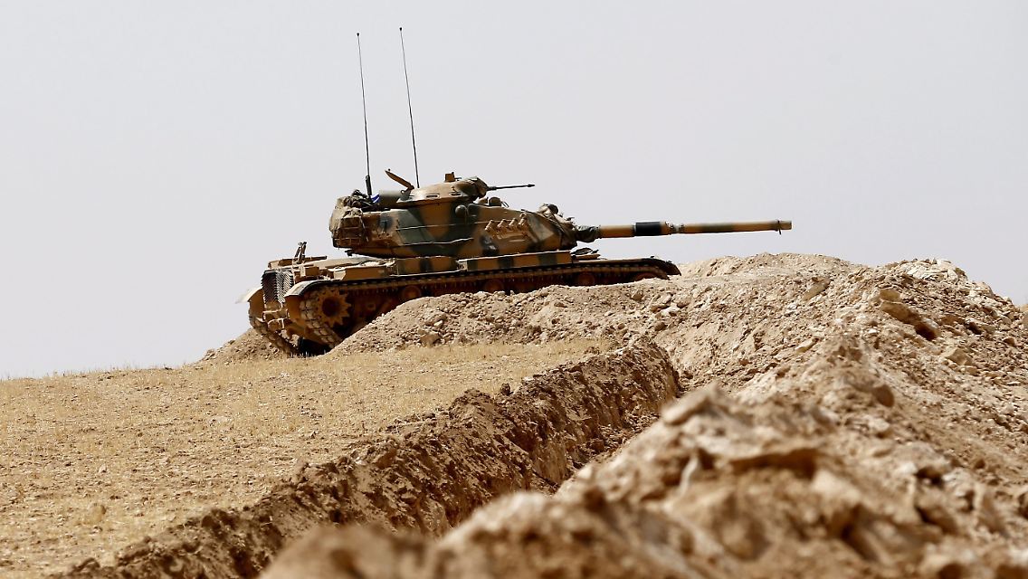 Türkischer Panzer während einer Übung.