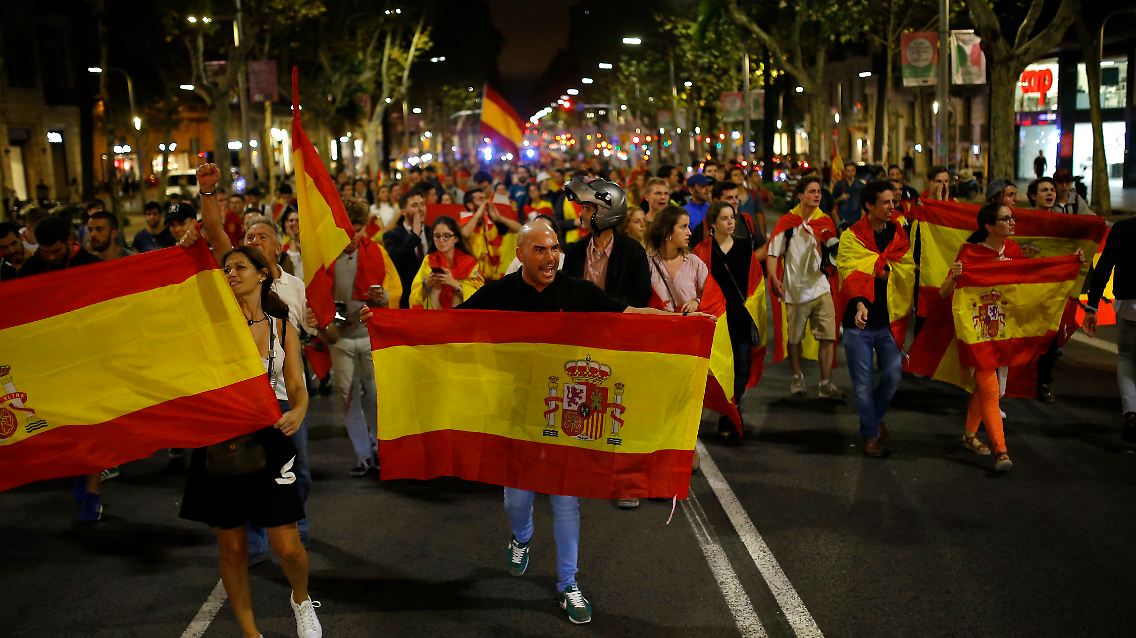 Gestern Abend gingen tausende Menschen durch Barcelona, um für die Einheit Spaniens zu demonstrieren.