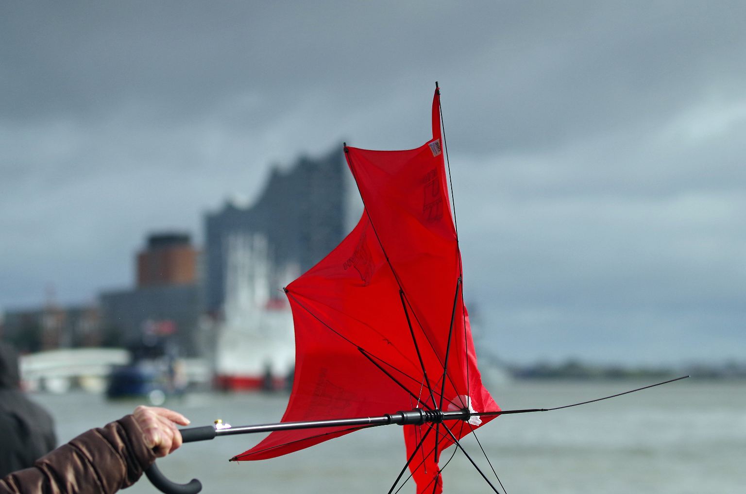 Da hilft auch kein Regenschirm mehr: Orkantief "Xavier" bringt nicht nur reichlich Wasser nach Hamburg und ... 