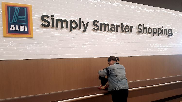 Aldi wirbt in den USA mit dem Slogan "Simply smarter shopping" - "Einfach schlauer einkaufen".