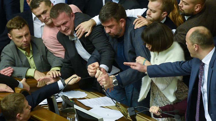 Mehrere Abgeordnete geraten mitten in der Debatte aneinander - während draußen Rechtsextreme demonstrieren.