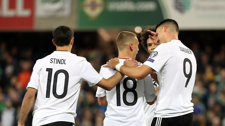 Gemeinsamer deutscher Jubel über das zwischenzeitliche 3:0 gegen Nordirland und die sichere WM-Qualifikation.