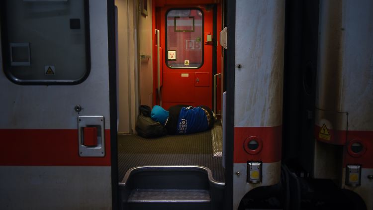 Ein Fahrgast schläft in einem von der Bahn zur Übernachtung bereitgestellten "Hotelzug" am Hauptbahnhof in Berlin. 
