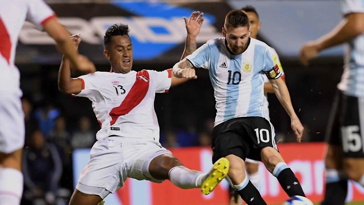 Messi trifft gegen Peru - nur den Pfosten.