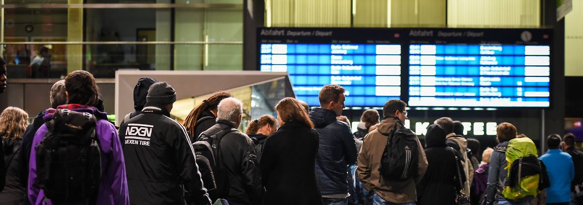 Gefahr durch umstürzende Bäume entlang der Strecken: In der Nordhälfte Deutschlands wurde der Bahnverkehr zeitweise komplett eingestellt.