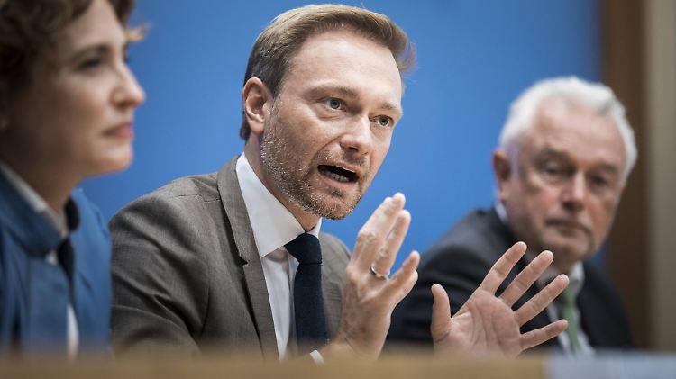 Christian Lindner attestiert dem scheidenden Finanzminister Wolfgang Schäuble mangelndes Durchsetzungsvermögen in Europafragen.