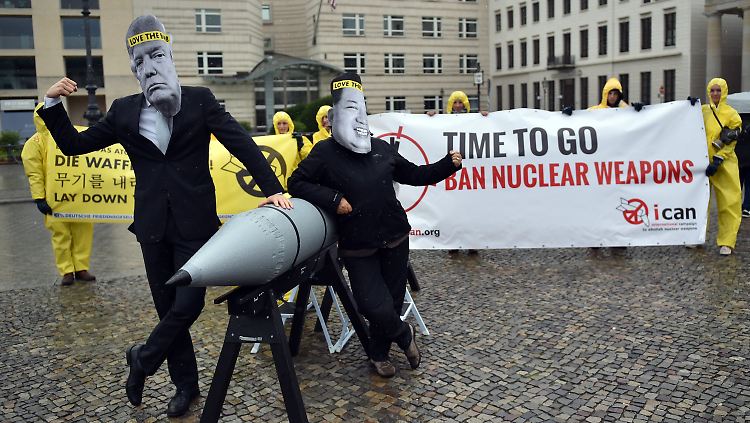 Ican-Aktion vor der US-Botschaft in Berlin
