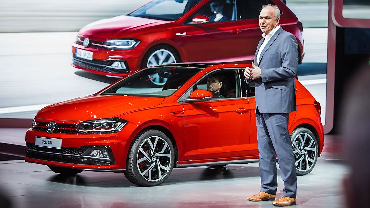 VW Vertriebsvorstand Jürgen Stackmann präsentiert auf der IAA den neuen Polo GTI.