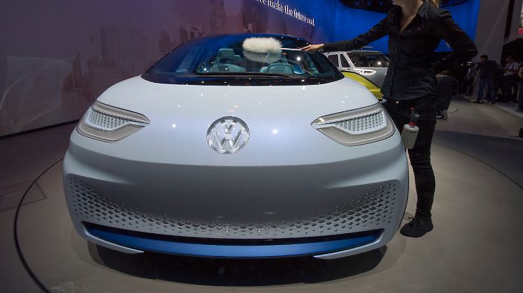 Der VW I.D. Buzz war die erste Studie und ein Vorbote der angestrebten E-Mobilität. Tatsächlich wird aber das Geld auch in naher Zukunft mit Verbrennern verdient.