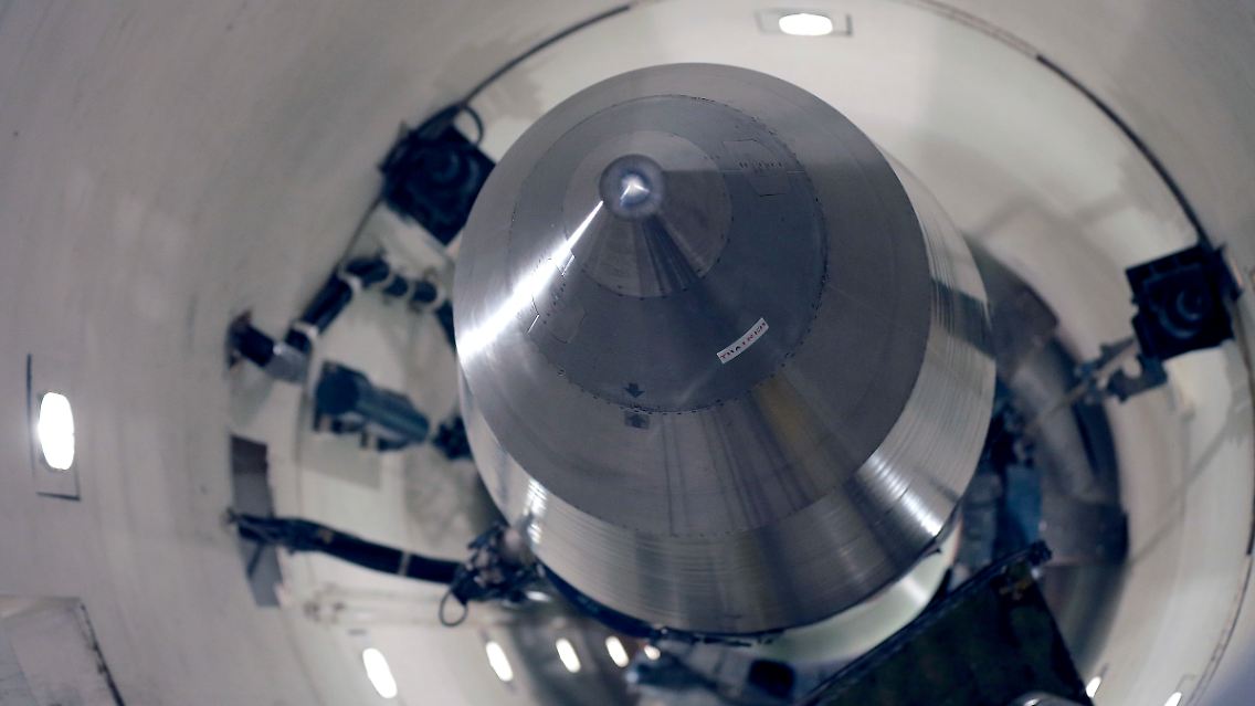 ... ist die nukleare Option. Die USA sind Atommacht, Nordkoreas Nuklearprogramm ist ebenfalls fortgeschritten. "Wir leben in einer Welt, in der das Risiko eines Atomwaffeneinsatzes größer ist als seit langer Zeit", erklärte die Vorsitzende des norwegischen Nobelpreiskomitees, Berit Reiss-Andersen. Da ist es folgerichtig, dass die Ehrung 2017 an ...