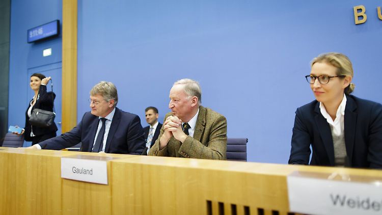 Einen Tag nach der Bundestagswahl verkündete Frauke Petry (l) ihren Austritt aus der AfD-Fraktion und verlässt die Bundespressekonferenz nach nur wenigen Minuten.