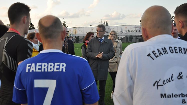 Großkonsul Dr. Georg Birgelen besucht die deutsche Amputierten-Nationalmannschaft in Istanbul.