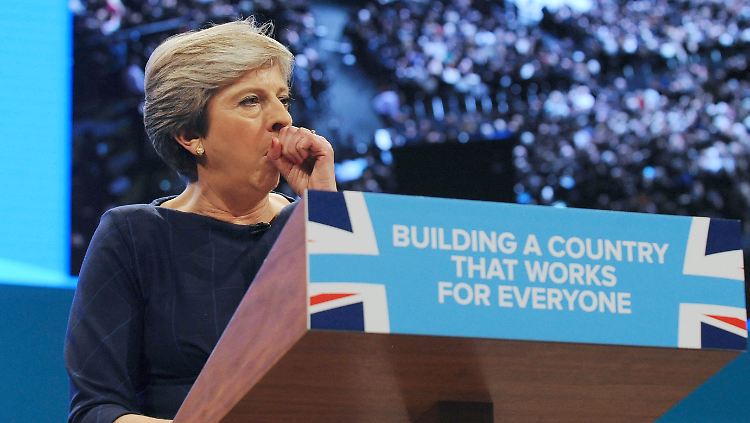 Dutzende Abgeordnete rebellieren gegen Theresa May.