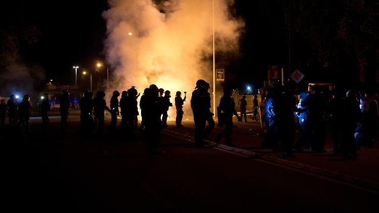 Die Polizei sichert den ehemaligen Praktiker-Baumarkt in Heidenau vor Übergriffen von Gegnern der Asylunterkunft.