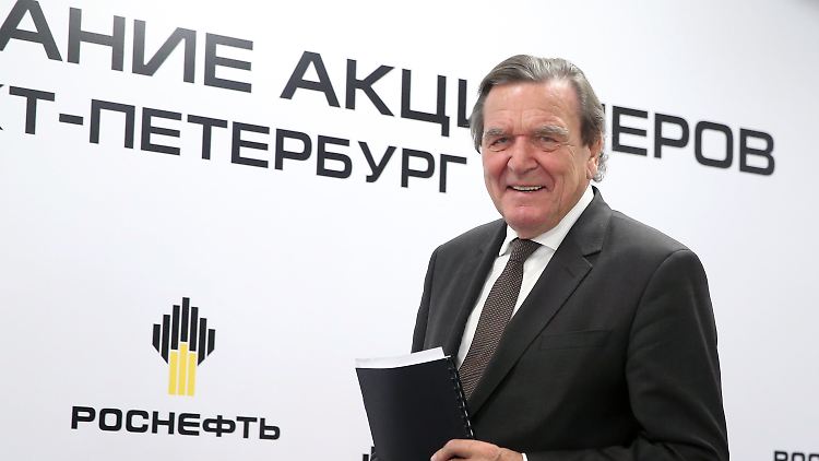 "Der Ball liegt bei Gerhard Schröder", sagte SPD-Parteichef Klingbeil.