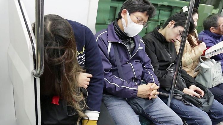 Überarbeitung ist in Japan ein großes Problem: Nach OECD-Angaben arbeitet ein Japaner durchschnittlich 1371 Stunden im Jahr zu viel.