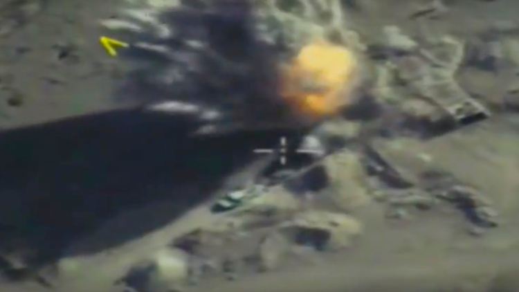 Ein Foto des Russischen Verteidigungsministeriums, das einen Angriff einen Posten in Idlib Ende September zeigt.