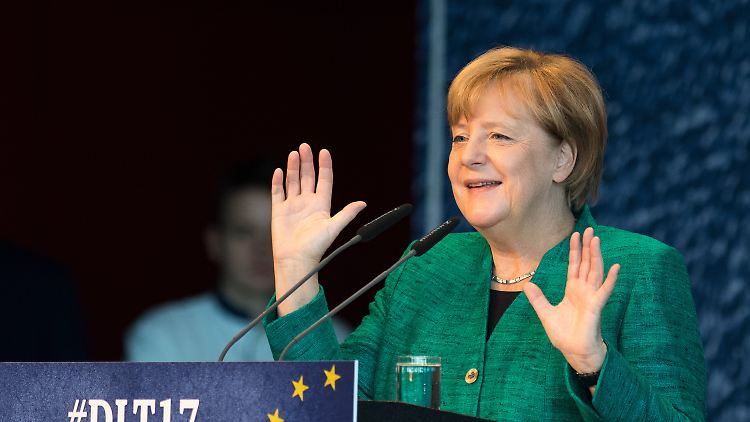 Merkel erhält Applaus für ihre Ankündigung, einen Koalitionsvertrag von einem Parteitag absegnen zu lassen.