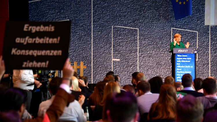 "Ergebnis aufarbeiten! Konsequenzen ziehen!", fordert ein Delegierter mit diesem Plakat. Doch nur ein Delegierter fragte Merkel, ob sie bereit sei, den Weg für einen Neubeginn freizumachen. Er wurde ausgebuht.