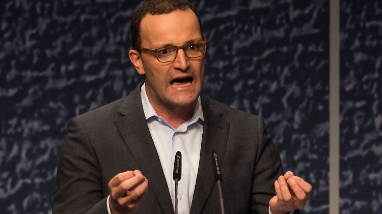 Spahn hatte am Vorabend eine engagierte Rede gehalten und viel Applaus dafür bekommen. Interviewanfragen lehnte er nach Merkels Auftritt ab.