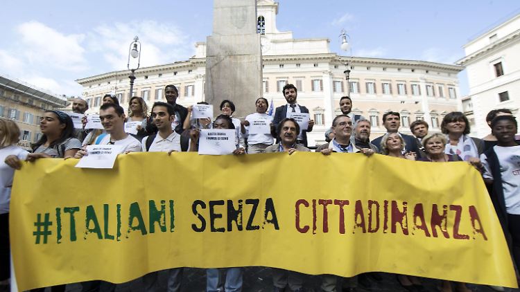 "Italiener ohne Staatsangehörigkeit" protestieren vor dem Parlament in Rom.