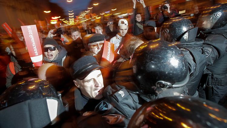Demonstranten in St. Petersburg versuchen, die Polizeikette zu durchbrechen.