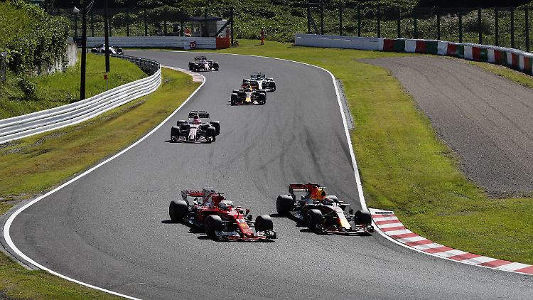 Max Verstappen zieht an Sebastian Vettel vorbei.