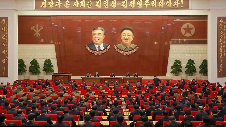 Kim spricht vor dem Zentralkomitee der Arbeiterpartei.
