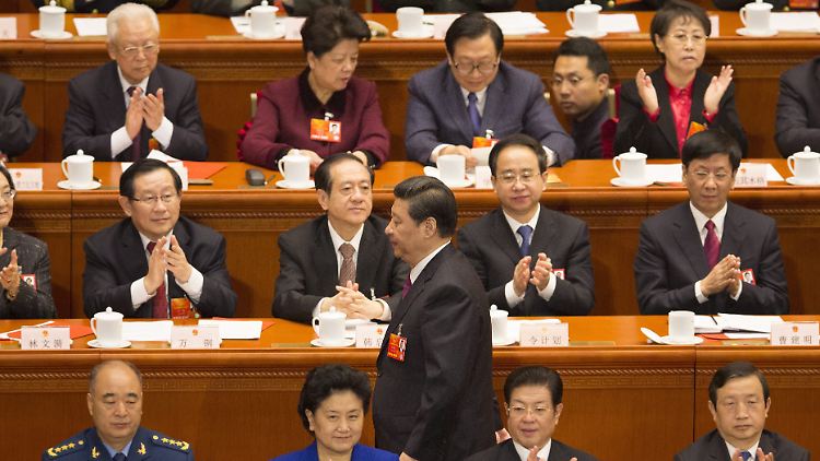 Xi Jinping gibt sich als Vorkämpfer gegen Korruption und fordert zum Beispiel, dass Verwandte von Funktionären nicht ihre Beziehungen nutzen dürfen.
