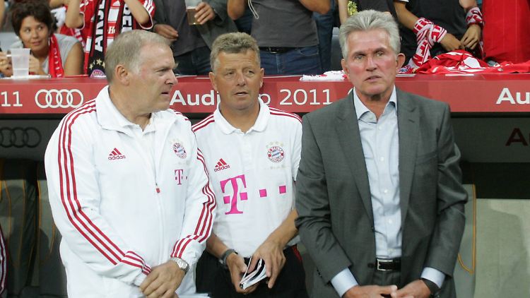 Man kennt sich: Hermann Gerland, Peter Hermann und Josef Heynckes im Juli 2011.
