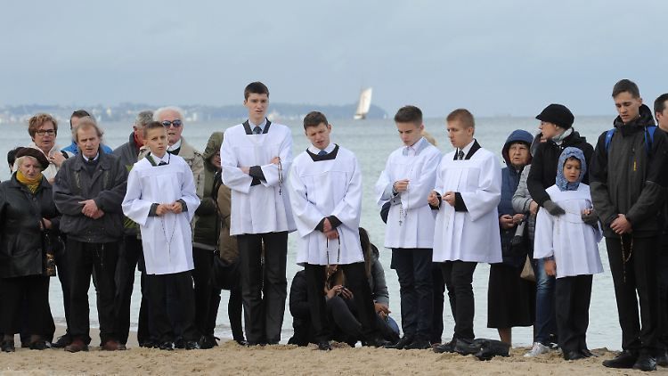 Beten, damit Europa vor dem Islam verschont bleibt?Jungen mit Rosenkranz am Strand von Danzig.
