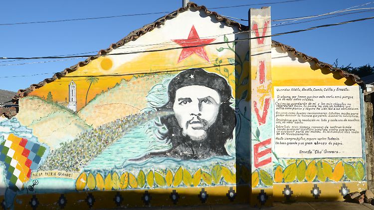 "Er lebt". Ein Porträt von Che Guevara ziert eine Hausfassade des Krankenhauses Señor de Malta in Vallegrande.