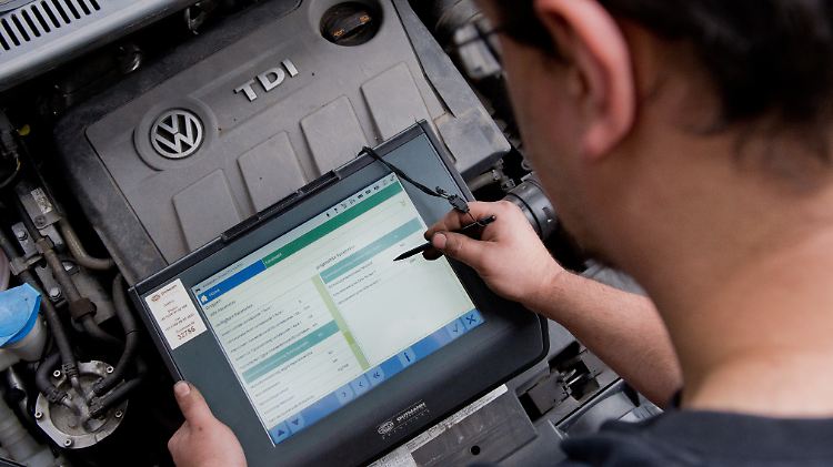 Ein Auslesegerät an einem vom Abgas-Skandal betroffenen 2.0 l TDI Dieselmotor.