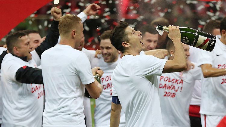 Nach dem Spiel feierte das polnische Team - allen voran Robert Lewandowski samt überdimensionaler Champagnerflasche - ihren Einzug ins WM-Finale.