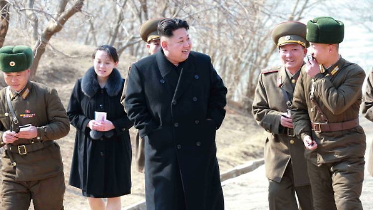 Fotos der Kim-Familie aus dem abgeriegelten Nordkorea sind äußerst selten. Diese Aufnahme zeigt Kim Jong Un und seine Schwester Kim Yo Jong bei einem gemeinsamen Rundgang durch eine Militäreinheit im Jahr 2015.