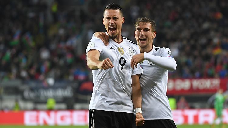 Wagner und Goretzka bejubeln das 2:1.
