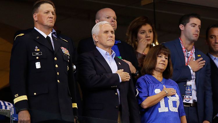 Im Gegensatz zu den vermeintlich respektlosen NFL-Profis standen Mike und "Second Lady" Karen Pence bei der Nationalhymne stramm mit der Hand auf dem Herzen.
