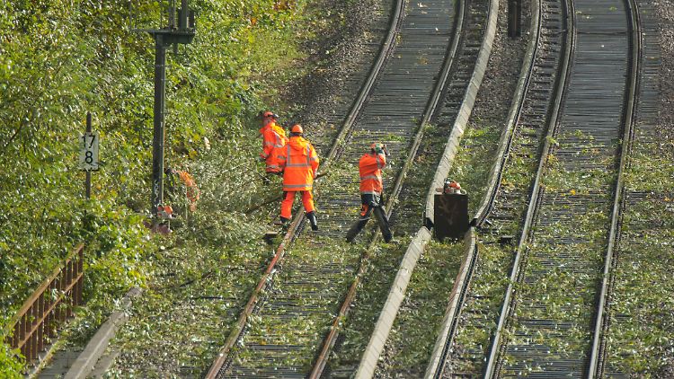 Seit Tagen dauern die Aufräumarbeiten nach "Xavier" an, über 1000 Kilometer Bahnstrecke waren von Schäden betroffen.