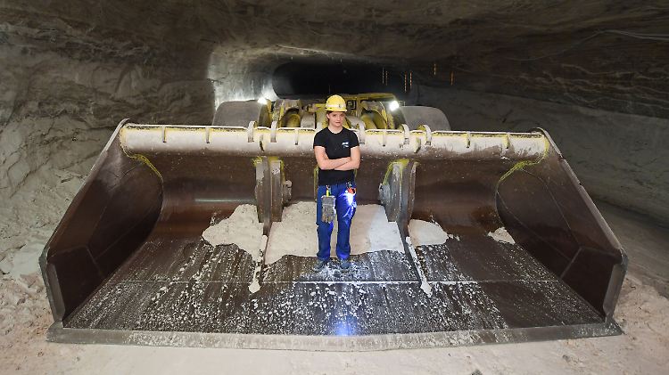 Einsatz unter Tage: Eine junge Auszubildende für Bergbautechnologie (Fachrichtung Tiefbau) zeigt Medienvertretern ihren Arbeitsplatz.