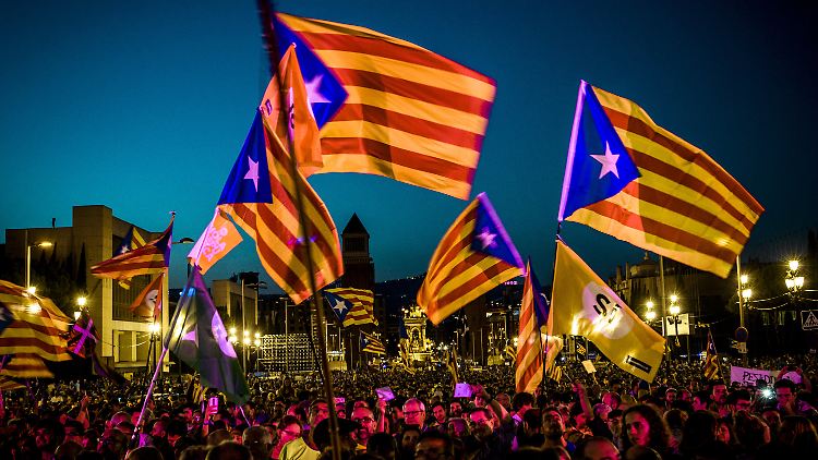 Befürworter einer Unabhängigkeit Kataloniens demonstrieren in Barcelona.