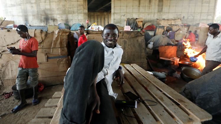 Afrikanische Migraten campieren unter einer Autobahnbrücke nahe Algier.